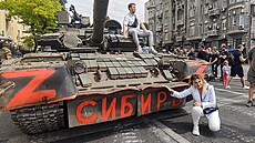 Obyvatelé Rostova nad Donu se fotografují u tanku v centru msta. (24. ervna...