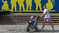 Lvov. Ukrajinská maminka s koárkem bhem oslav Dne národní vlajky (23. srpna...