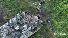 Dron zachytil zábry z bitvy na ukrajinské front.
