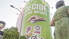 Plátno, které bhem pedvolební kampan vyvsila strana Vox v Madridu, podle...