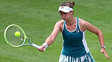 eská tenistka Barbora Krejíková hraje forhend na turnaji v Birminghamu.