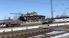 Ruský tank T-54 vyazený ze skladu a odeslaný na frontu na Ukrajin