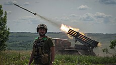 Ukrajinský MSLR BM-21 "Grad" pálí na ruské pozice u Bachmutu na frontové linii...
