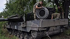 Ukrajin�tí vojáci opravují tank Leopard 2 v Záporo�ské oblasti na Ukrajin�....