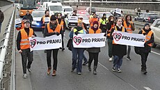 Aktivisté pochodovali ve �pi�ce po pra�ské magistrále.