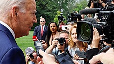 Prezident Joe Biden hovoí s novinái ped Bílým domem. Na tvái má otisk po...