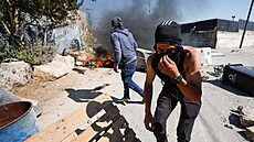 Palestinci b�hem st�et� s izraelskými vojáky ve vesnici Umm Safa nedaleko...