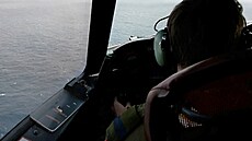 Pilot pozorovacího letounu CP-140 Aurora kanadského letectva pátrá po...