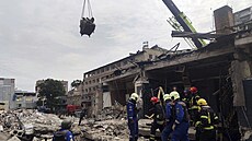 Ukrajintí záchranái a policisté zasahují u restaurace RIA Pizza v...