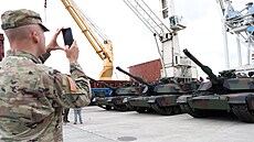 Americké tanky Abrams se vylo�ují ve �t�tínském p�ístavu na severu Polska. (28....