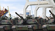 Americké tanky Abrams se vyloují ve ttínském pístavu na severu Polska. (28....