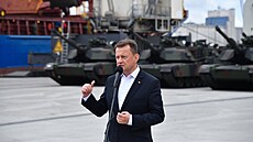 Polský ministr obrany Mariusz Blaszczak p�i p�edávání první várky amerických...
