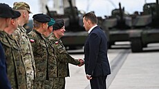 Polský ministr obrany Mariusz Blaszczak pi pedávání první várky amerických...