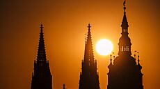 Slunce vychází za katedrálou Sv. Víta na Praském hrad. (18. ervence 2022)