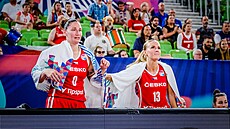 eské basketbalistky Renáta Bezinová (0) a Petra Holeínská (13) povzbuzují...