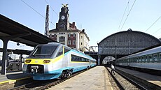 P�edstavení soupravy Pendolino na hlavním nádra�í v Praze (24. �ervna 2003)
