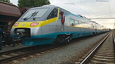 První souprava italského rychlovlaku Pendolino s emblémem eských drah pejela...