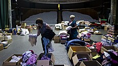 �eny t�ídí humanitární pomoc pro záplavami posti�ené obyvatele na jevi�ti...