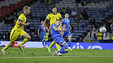 Ar�om Dovbyk (v modrém) rozhoduje osmifinále se �védskem ve prosp�ch Ukrajiny.