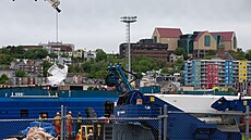 Trosky z ponorky Titan vyzvednuté ze dna oceánu poblí vraku Titaniku vykládají...