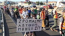 Pochod za zklidnní dopravy v Praze a sníení rychlosti na 30 kilometr za...