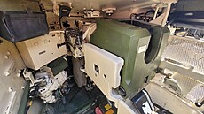 Pohled do interiéru na nabíjecí mechanismus tanku Leopard 2A4. Střelivo má...