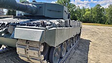 Leopard 2A4 v Páslavicích. Tank má pásy ásten gumové, umoují i provoz na...