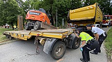 Ve Strái nad Nisou narazil vlak do nákladního auta peváejícího bagr. (21....