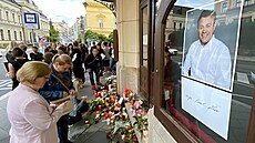 S Pavlem urem se v úterý veer louily desítky lidí.