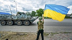 Ukrajinský chlapec vítá jednotky ukrajinské armády v Slavjansku. (27. ervna...