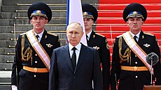 Ruský prezident Vladimir Putin na setkání s vojáky na kremelském náměstí v...
