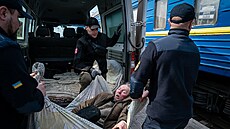 Ukrajintí policisté pomáhají s evakuací obyvatel z donckého Pokrovska. (22....
