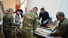 Ru�tí zdravotníci o�et�ují ruské vojáky v nemocnici v Luhanské lidové republice...