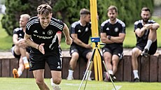 Spar�anský nová�ek Michal �ev�ík poprvé na tréninku v novém prost�edí.