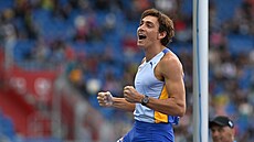 �védský ty�ka� Armand Duplantis se raduje z úsp�ného pokusu na Zlaté tret�e.