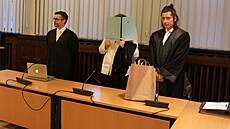 Nmka Nadine K. elí u soudu v Koblenzi za týrání jezídské otrokyn a lenství...