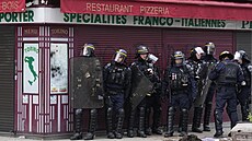 Francouzská policie zasahuje v Nanterre, kde se konala pietní akce vzpomínající...