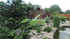 D�ti mají na zahrad� také své království. P�kn� na dohled rodi��.