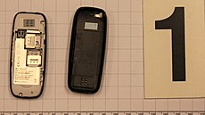 Miniaturní mobilní telefon, který v�ze� ve Valdicích ukrýval v kone�níku.