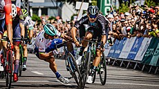 Slovenský cyklista Peter Sagan v kolizi s Pavlem Bittnerem.