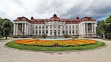 Historická budova Albtiných lázní v Karlových Varech. Msto hledá...