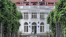 Historická budova Al�b�tiných lázní v Karlových Varech. M�sto hledá...