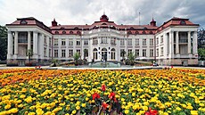 Historická budova Albtiných lázní v Karlových Varech. Msto hledá...