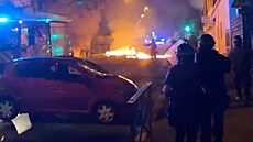 Protestující ve francouzském Nanterre se střetli s policií. Zapalovali...