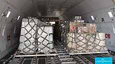 Do Prahy dorazily sou�ástky a náhradní díly pro americké vojenské vrtulníky....