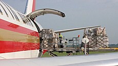 Do Prahy dorazily sou�ástky a náhradní díly pro americké vojenské vrtulníky....