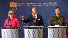 Ministryn obrany Jana ernochová, pedseda vlády Petr Fiala (uprosted) a...
