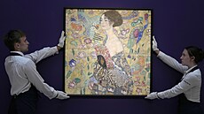Obraz Gustava Klimta Dáma s vjíem zlomil aukní rekord, vydrail se za 85...