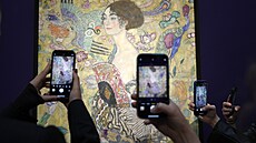 Obraz Gustava Klimta Dáma s v�jí�em zlomil auk�ní rekord, vydra�il se za 85...