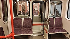 Porucha dve�í? Ale kdepak. Strojvedoucí jen zapomn�l p�i p�echázení mezi vagony...